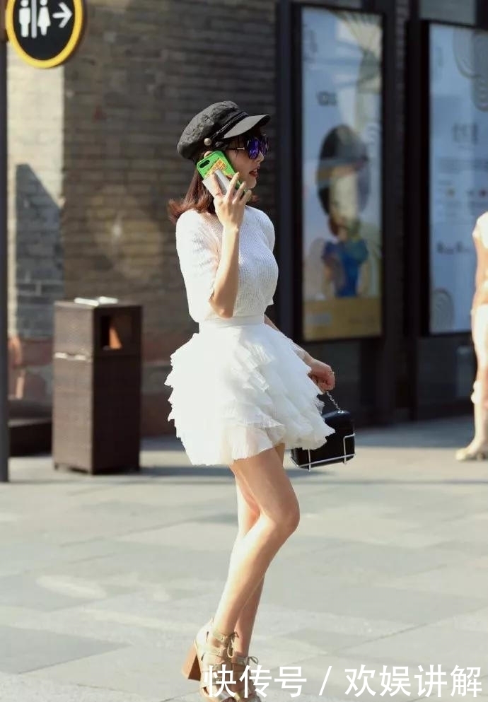 高跟鞋|美女脚上穿搭一双高跟鞋,简约又大气,让她秒变时尚达人