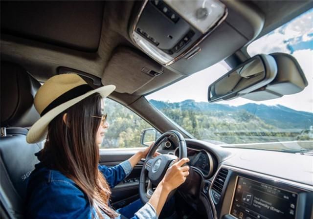  李女士|正常行驶被扣分罚款，女车主：我只不过是挠下痒，这也算违章？