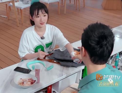  黄晓明|《中餐厅》黄晓明这个举动拯救了赵丽颖！宠爱不是装出来的！