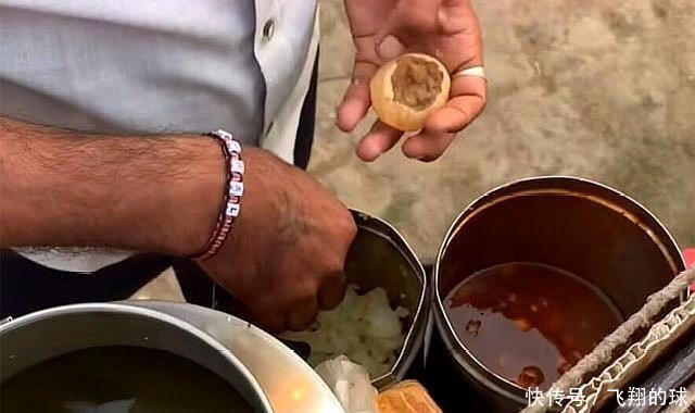 小吃|大叔街边卖小吃,3块钱8个,当地人一口一个,中国小伙看看就行