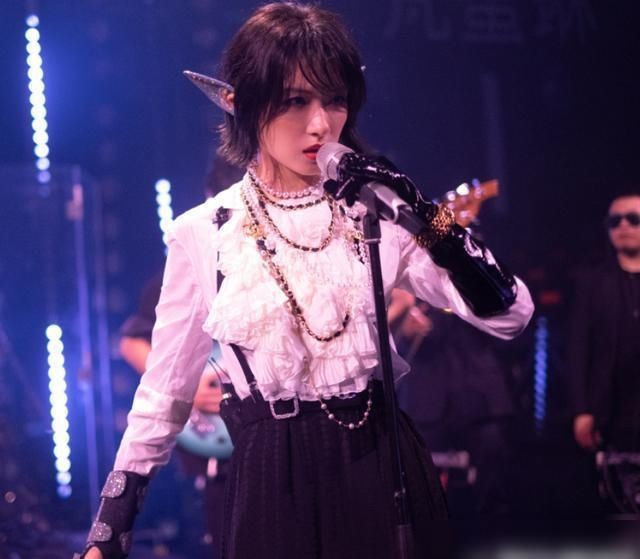  浪姐|《浪姐》总决赛，李斯丹妮团花式拉票，看清举起手的动作后很暖心