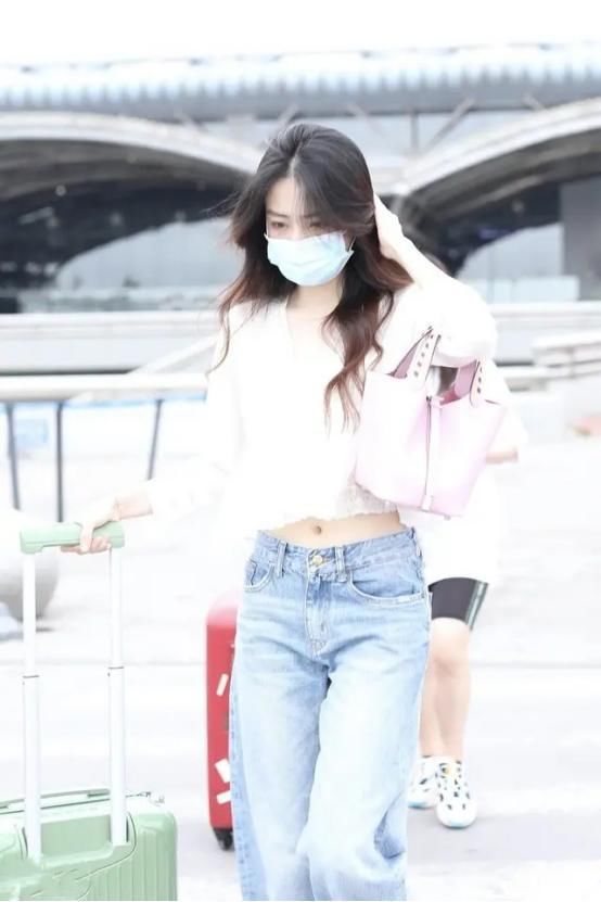  上衣|徐璐真挺瘦，荷叶边上衣配牛仔裤造型“松垮垮”，纤细腰身好吸睛