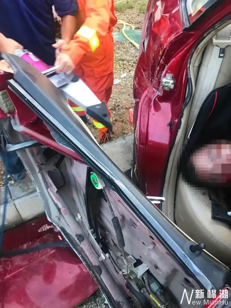  交通事故|揭西发生一起交通事故，车辆被撞得严重变形，消防和救护车都来了......