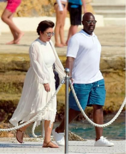  风衣|卡戴珊86岁奶奶太优雅！穿奶白色风衣笑靥如花，与64岁女儿似姐妹