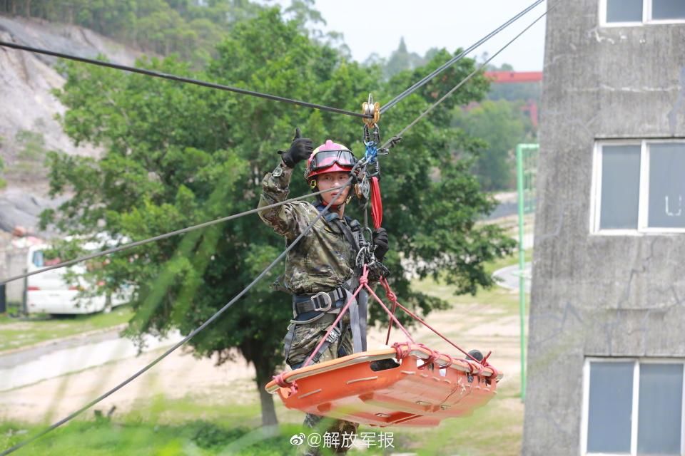 尖兵出动！武警官兵应急救援演练