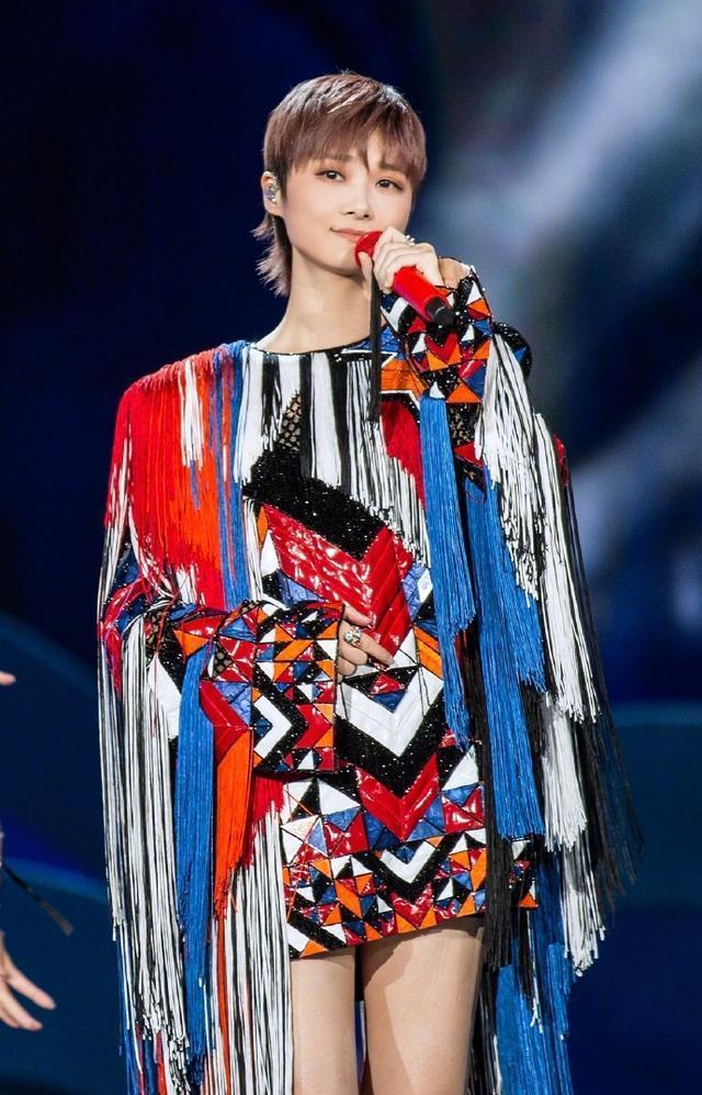 李宇春|李宇春《好声音》番位惹争议,唯一新人站C位,谢霆锋都在她旁边