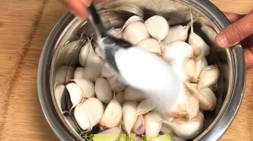  八蒜|腌腊八蒜，别用冷水和热水！很多人搞错了，难怪不香脆还长白毛！
