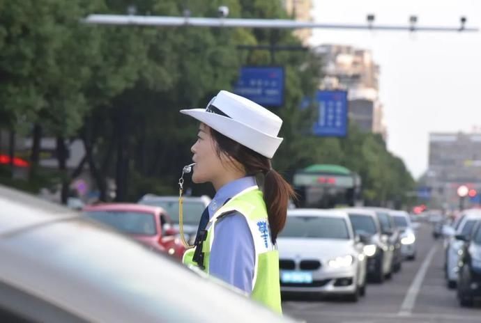 焦警|烈日“爆表”下的“焦警”，“暑”你最美！