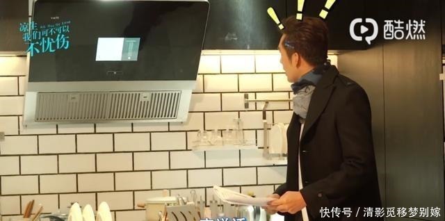 对着厨具|花絮钟汉良煲鸡汤动作熟练和厨具聊天好萌,头上小夹子太可爱了