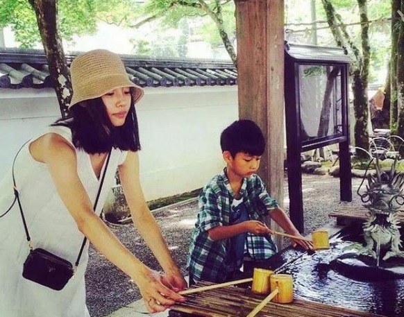 父亲|“一指禅女王”陨落记