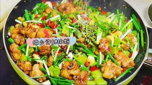  自制|好吃到停不下来的花椒鸡，又麻又辣，配一口自制咸菜，绝了！