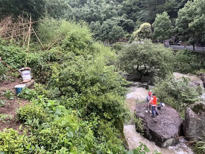 小心！带孩子去山里纳凉，22人全部被困……