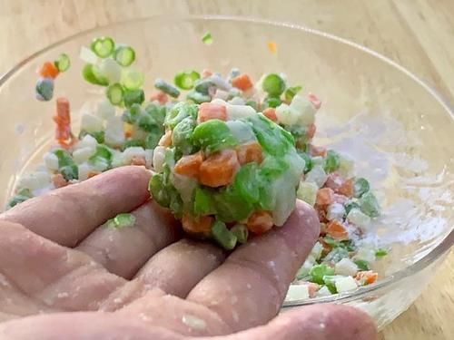  吃饭|天太热孩子不爱吃饭，试试此菜，简单一蒸，“钙铁锌硒”全齐了