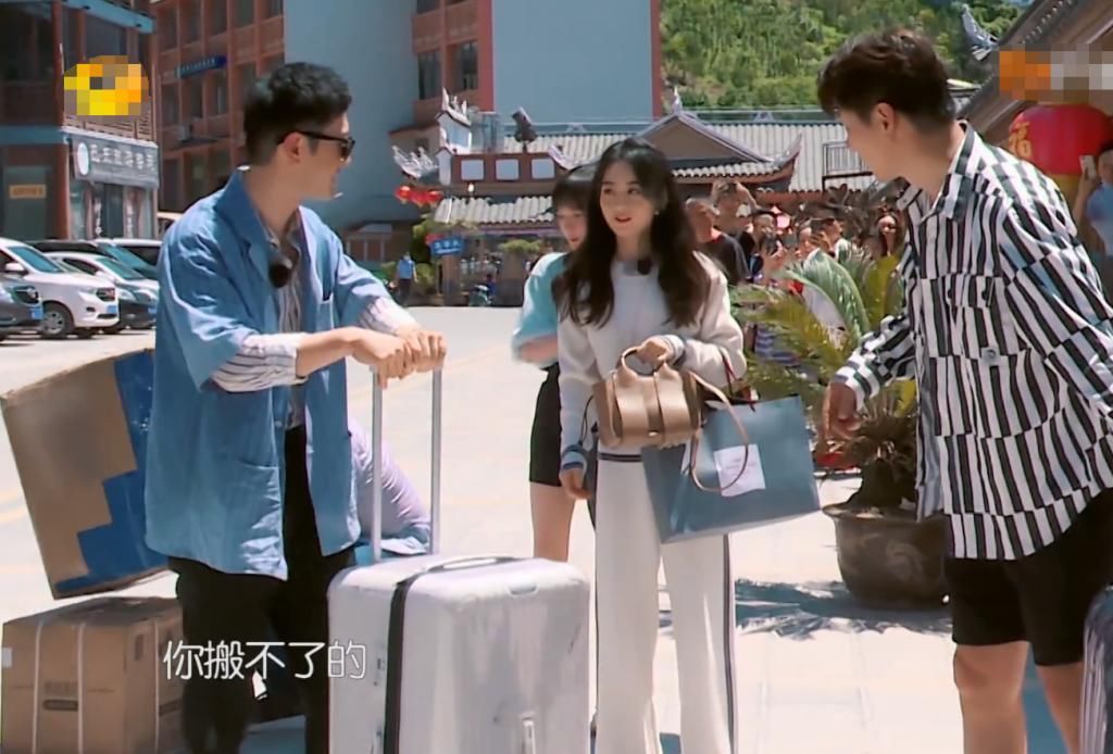  救场|《中餐厅》黄晓明牵“人妻”赵丽颖爬楼梯，牵手方式引热议，节目组及时救场