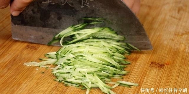 简单|吃早餐换个新花样,1根胡萝卜1根黄瓜,轻松做早餐饼,太好吃了