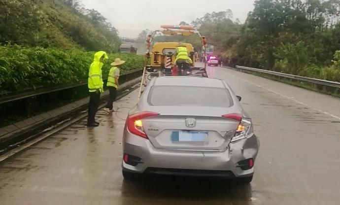  梧州|风里，雨里，梧州交警始终和你在一起！