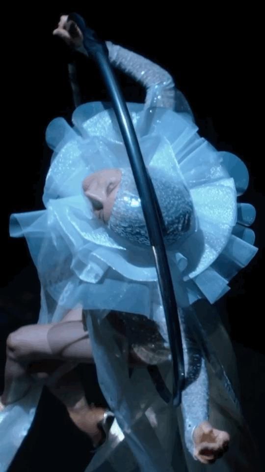  高级|Valentino2020秋冬高级定制，一次人与数码技术的对话