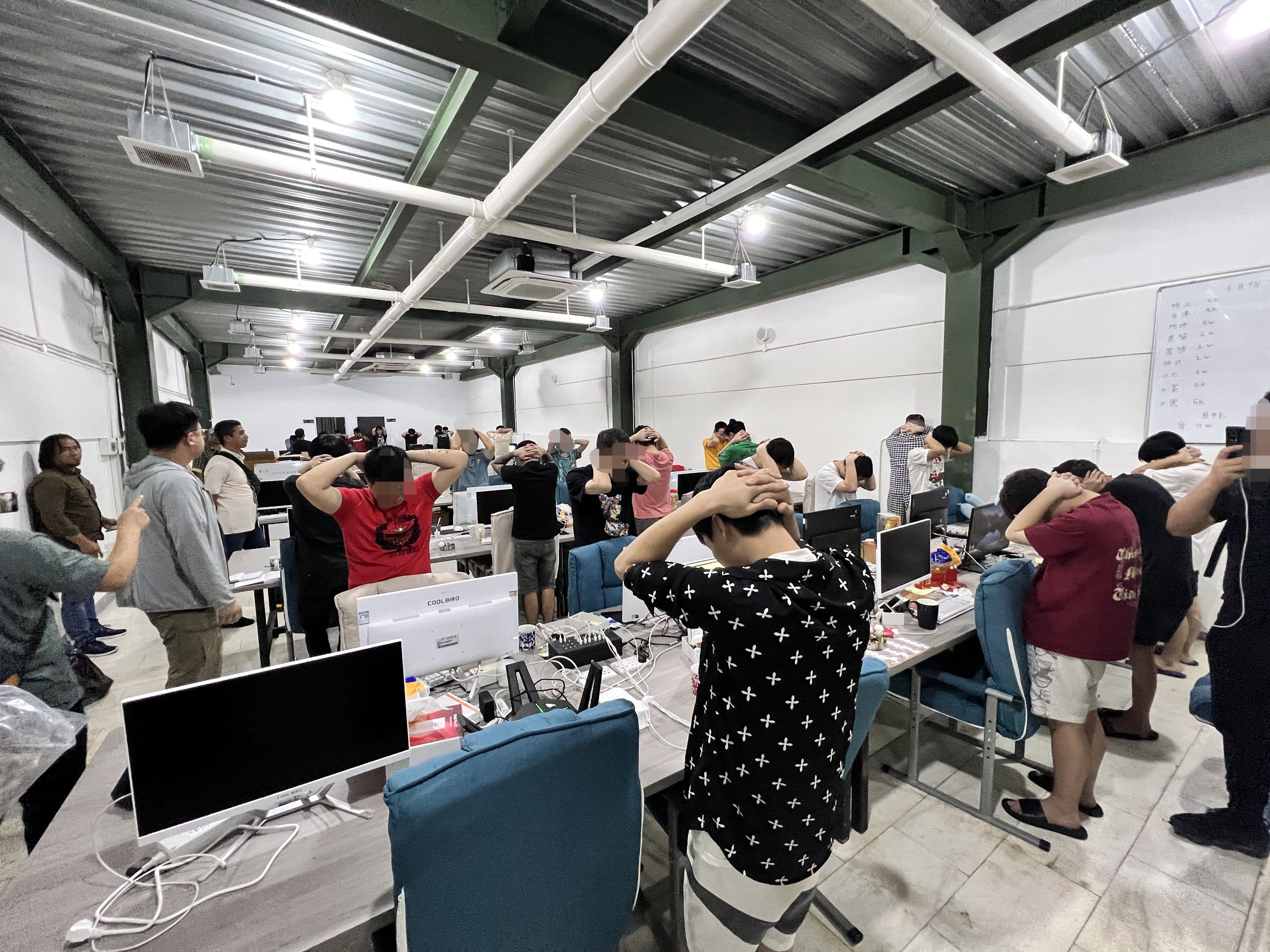 印尼55名电信诈骗犯罪嫌疑人(印尼电信网络诈骗抓回75人视频)