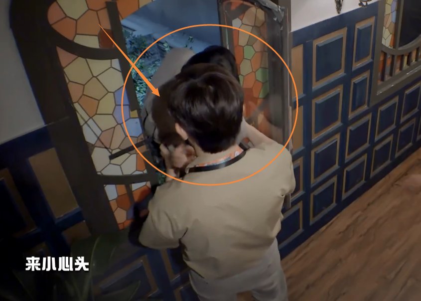  窗户|邓伦把杨幂从窗口抱出，我却注意一旁黄明昊的手，男生都该学习