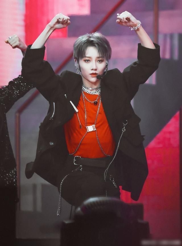  火力|THE9组团的首场演出，虞书欣的开场非常精彩，喻言的火力十足