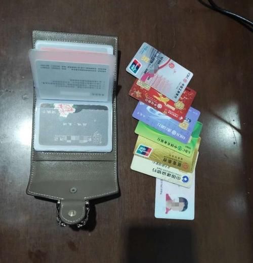  方女士|卡包遗失浑然不知，失主还以为民警是骗子