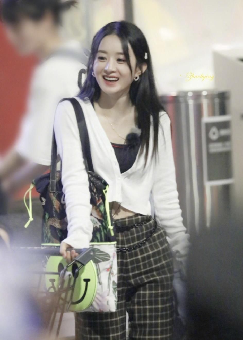  颜值|赵丽颖参加《中餐厅》发布会，生图太抗打，颜值衣品纷纷上线