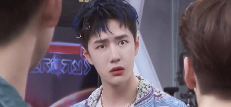 自费|王一博早前表演课合照被扒,被女生包围太搞笑,自费学习粉丝泪奔