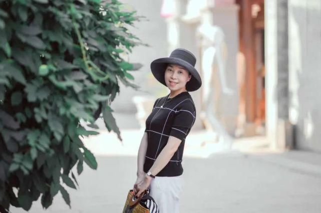 也能拍出|女人到了中年拍照别比剪刀手，送你7个姿势，拍照优雅好看有气质