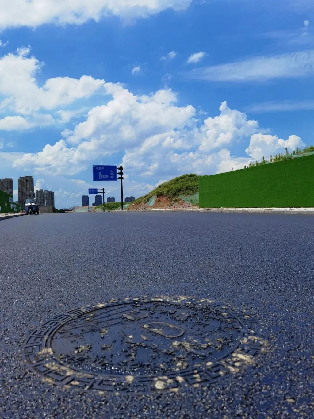 30米路近20个凸起井盖！柳州一老旧小区改造罢工两年居民出行太堵心！