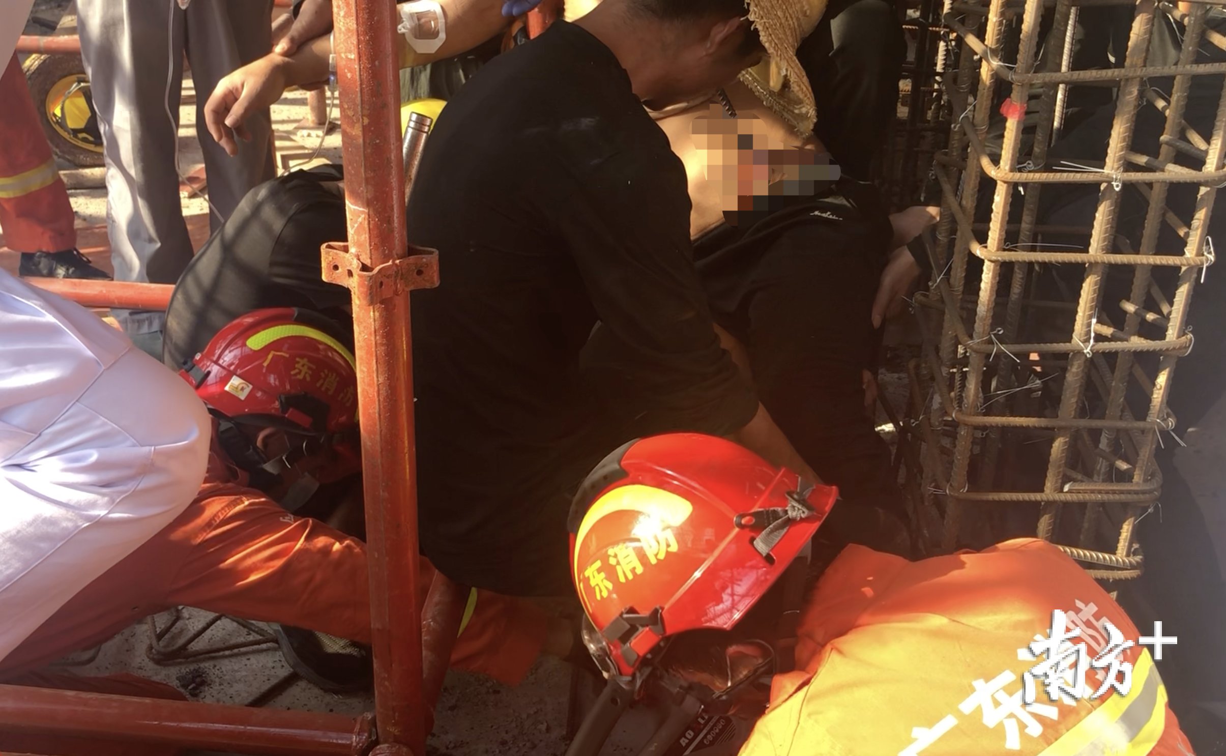  消防员|建筑工人被两根钢筋刺穿身体，三水消防紧急救援
