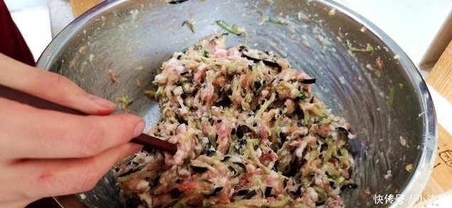  凉拌|茄子我家最爱这样吃，不用蒸，不用炒，不凉拌，隔三差五不吃就馋