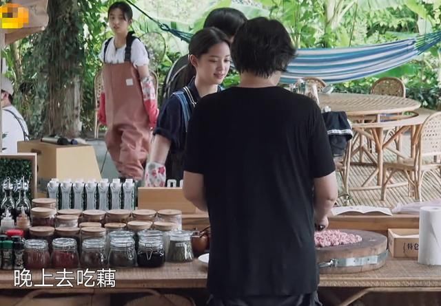  泥里面|《向往的生活》明星下藕池，镜头扫过角落，节目安全防范意识强