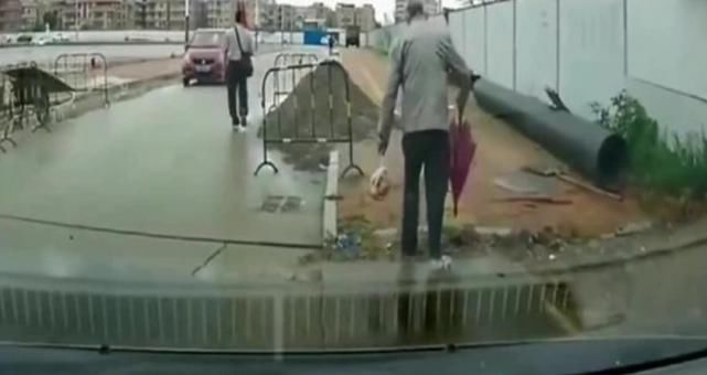  车前|老人在车前摔倒，后车怕被讹立马倒车，老人子女：你良心不痛？