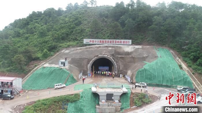 东兴市|中越互联互通国际通道—防东铁路营盘岭隧道顺利贯通