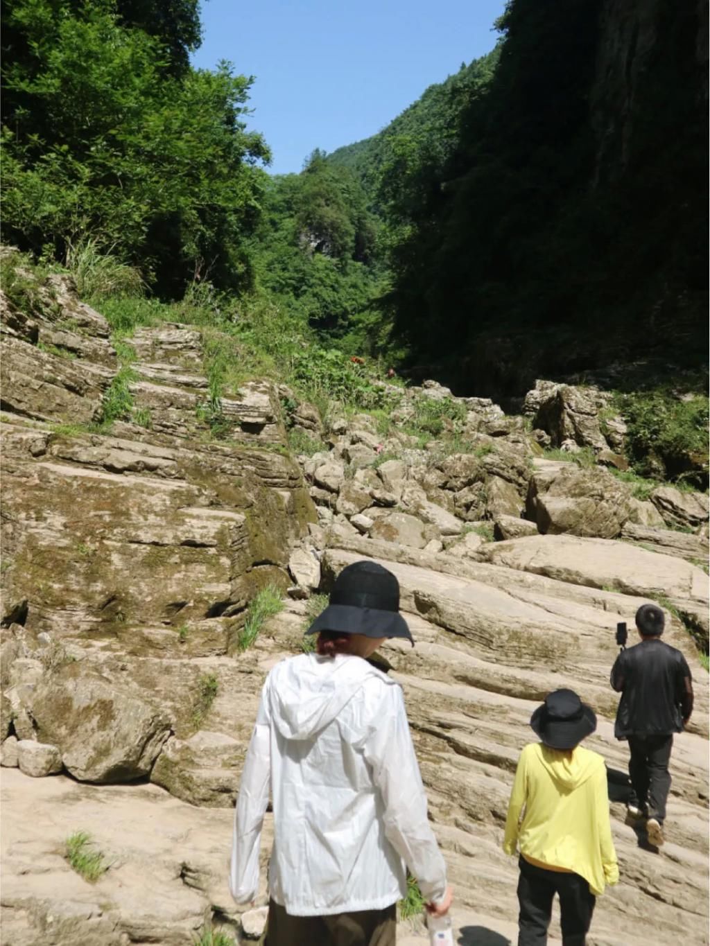  央视|央视都被惊艳！这条惊险挂壁公路，竟通往一个绝美秘境小城…