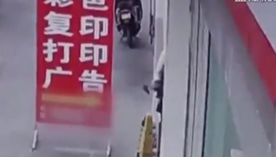 监控|男子印名片惨遭女店员殴打，竟因讲价产口角，店员：我就是不给你印