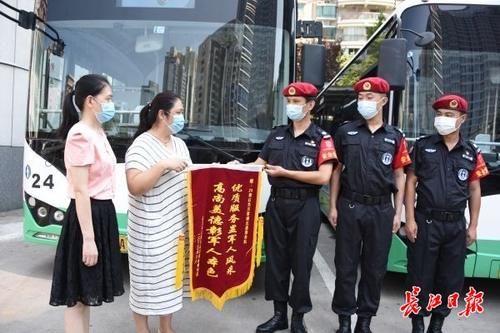 红色|高温下引导乘客乘车，“红色贝雷帽”志愿服务队值守公交站点