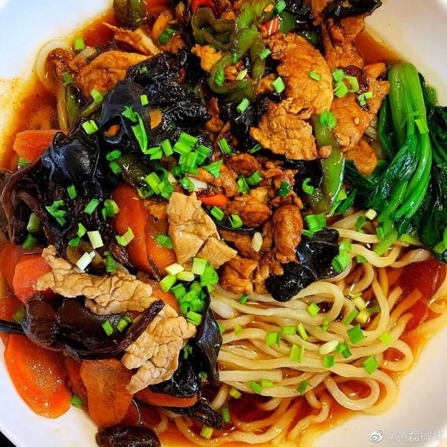  纷纷|爱下厨的黄磊，晒出一碗面后，网友纷纷跟着学做，看着真热闹