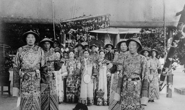 太监|清朝末位太监自述：痛苦的不是伺候主子，而是要在鞋里放苍耳