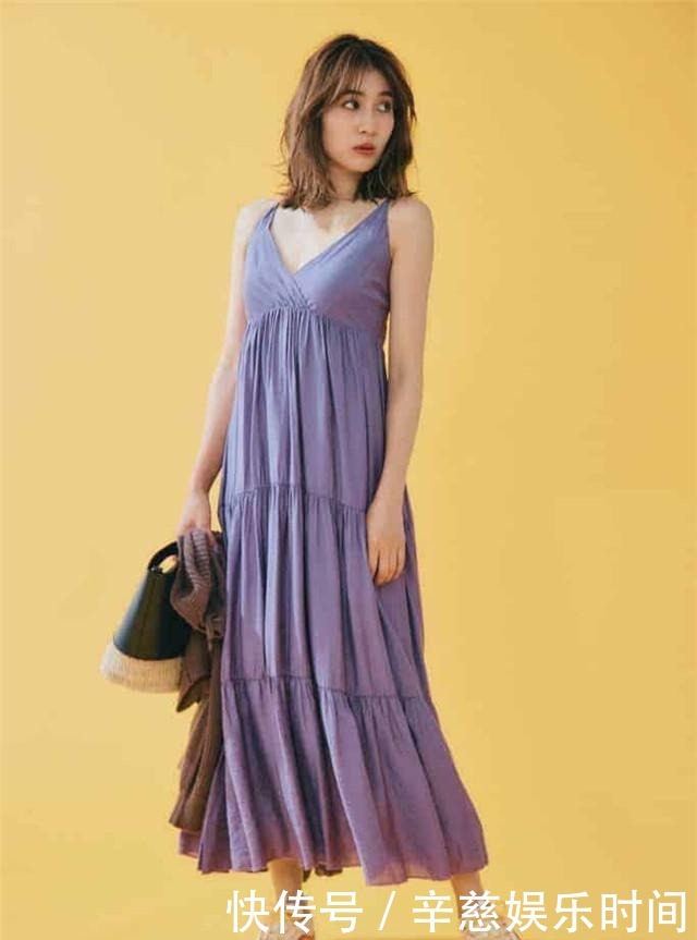 运动鞋|日本女孩太会穿,运动鞋配吊带裙,不会捂脚还时髦