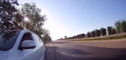  高速|男子和好友同车上高速却称“不认识” 得知原因民警都笑了