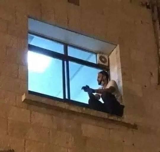  感染|母亲感染新冠后，他每天爬上医院阳台守望，偷拍照令人心碎……