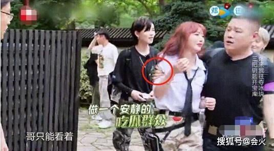  把手|岳云鹏紧紧抓住女演员以免被怀疑 把手伸进别人的裤子口袋 当众坦白？
