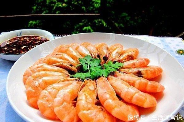 清甜|这是虾最简单的做法,用水煮2分钟就搞定,虾肉鲜嫩,味道清甜