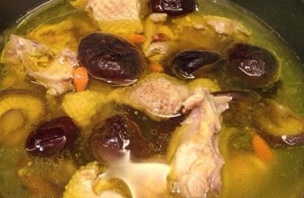  浓郁|五星级大厨：鸡汤熬出鲜味，这3点必不可少！汤汁浓郁，鸡肉滑嫩