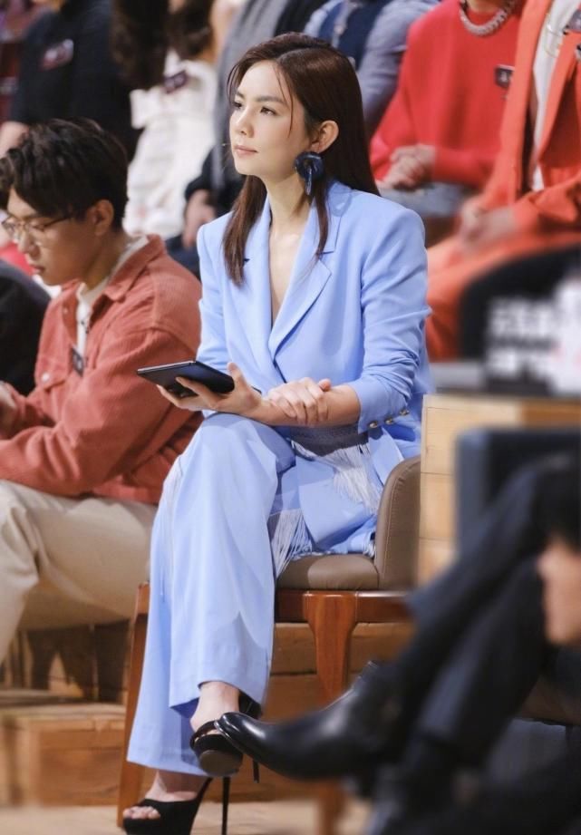  穿在身上|“假小子”陈嘉桦越来越有女人味，长发配蓝色西装干练清爽，好美