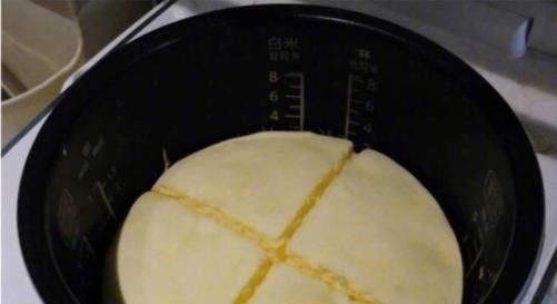 手艺|花2小时摊出一张大饼,电饭煲蛋糕“大赏”被网友手艺笑出腹肌