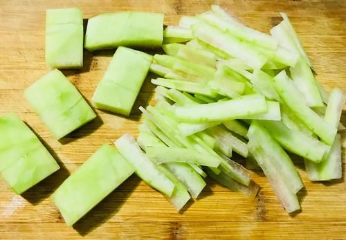 麻辣|西瓜皮您会吃吗?教您一道不花钱的开胃小菜,麻辣鲜香,超下饭