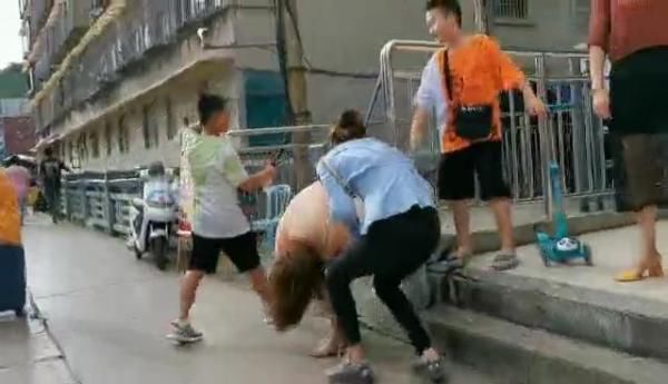  当事人|贵阳一男孩骑车撞倒女子买药鞠躬道歉，当事人不责怪，网友称赞