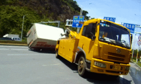  瞬间|女司机珠海大桥遇惊魂！大车飞车侧翻被压瞬间，她做这件事捡回一命！